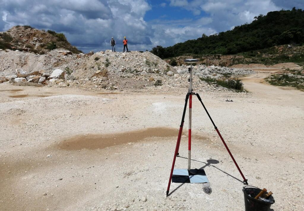 Agrimensura con GPS RTK: levantamiento topográfico de precisión en terreno dominicano