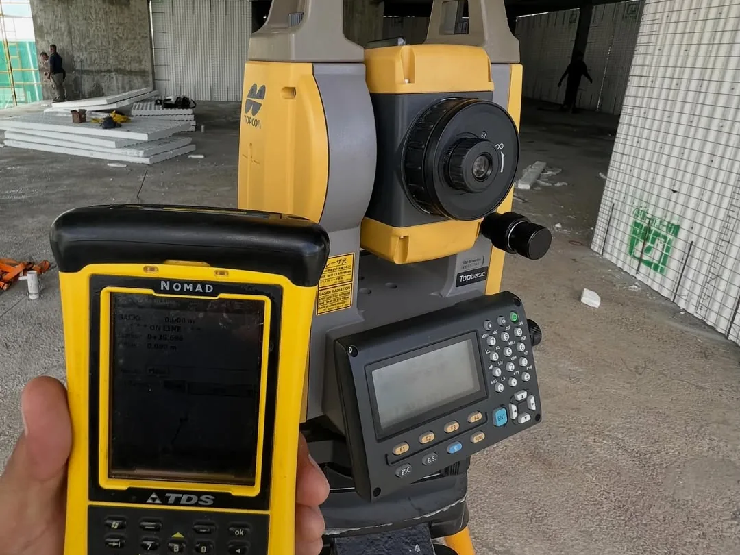 Colectora Nomad y estación total Topcon en una obra