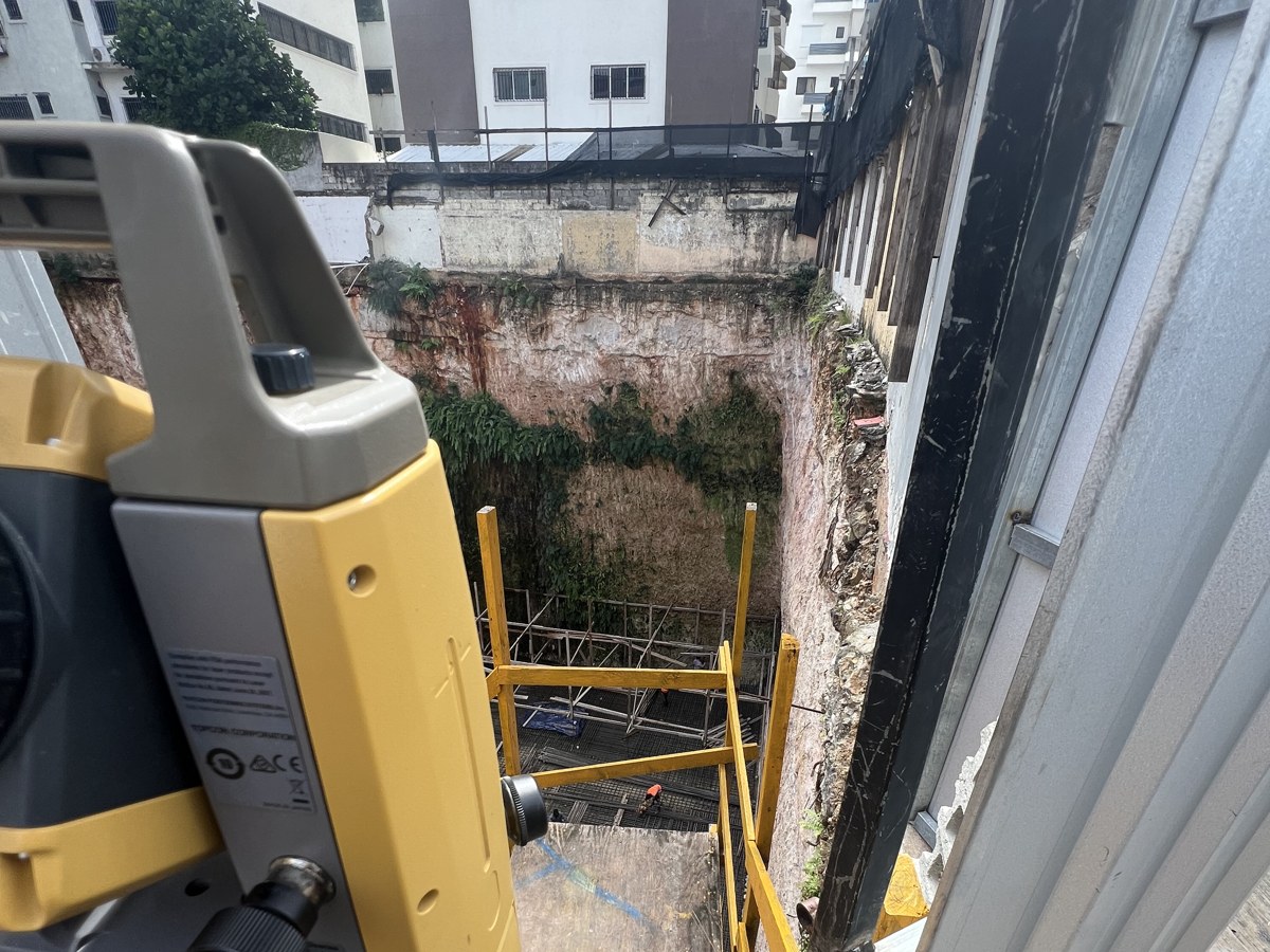 Estación total en el borde de una excavación profunda en un solar urbano