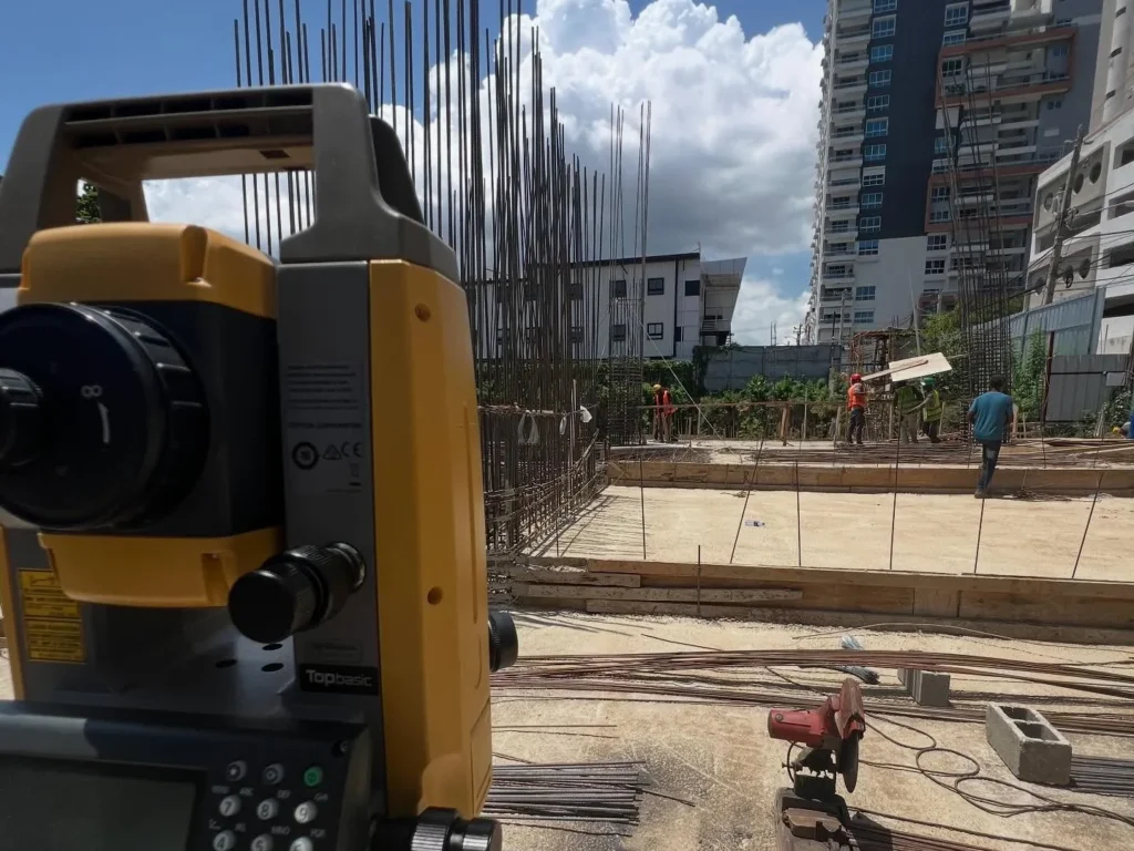 Estación total Topcon estacionada en una obra en construcción, lista para medir