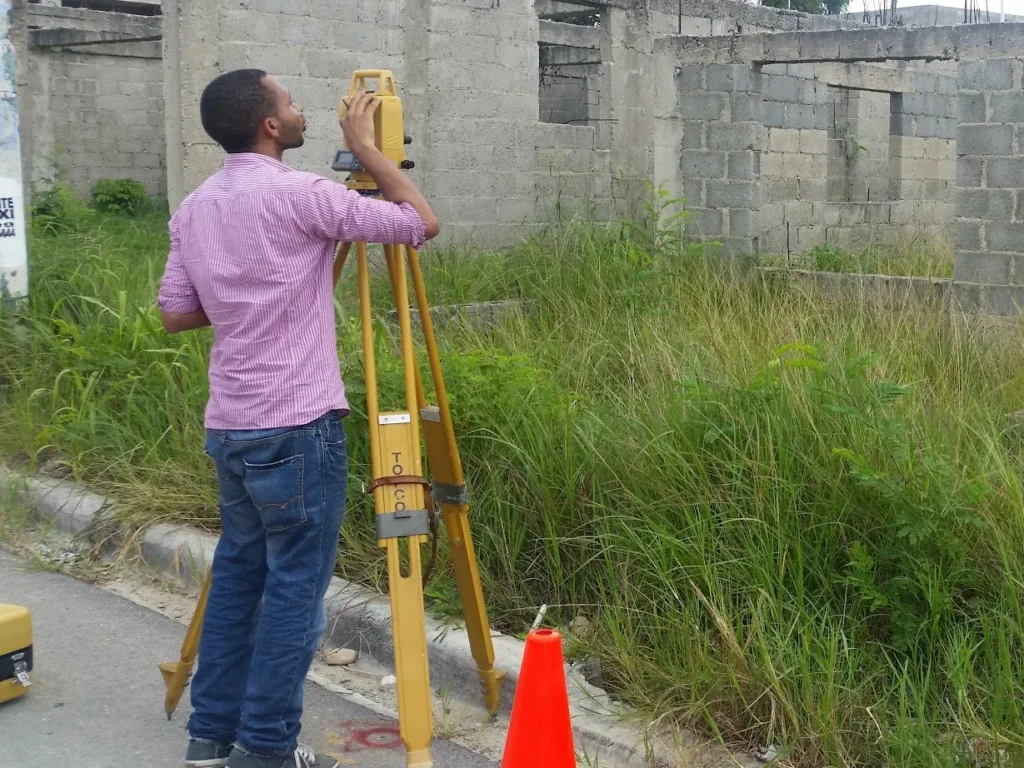Levantamiento topográfico con estación total frente a una obra