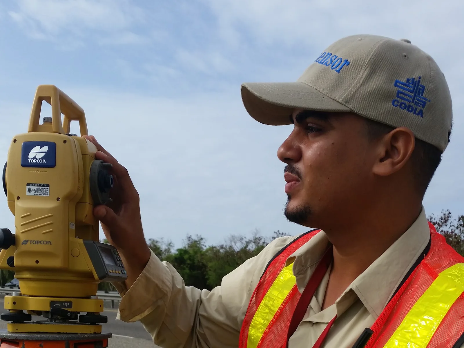 Agrimensor de nuestro equipo midiendo con estación total en campo