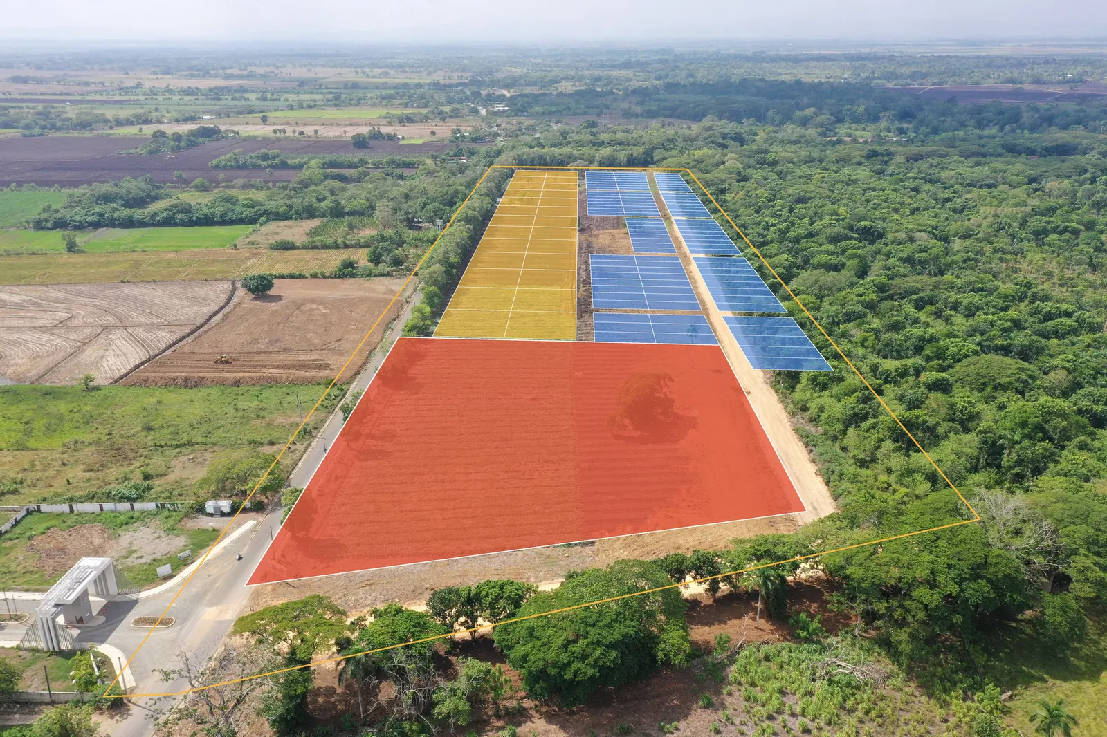La misma foto con el plano de solares superpuesto: zona comercial en rojo, solares mixtos en amarillo y residenciales en azul